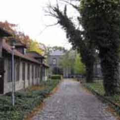 Short paths
connect the buildings through beautiful
outdoor spaces.